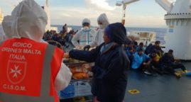 Migrants de l’Aquarius : l’équipe médicale de l’Ordre de Malte sur le navire Dattilo. « Dans leurs yeux : l’espoir d’un avenir meilleur ».