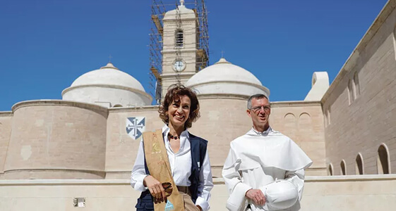Accompagnée du père Olivier Poquillon, la directrice générale de l’Unesco, Audrey Azoulay, a visité, mardi dernier, le couvent Notre-Dame-de-l’Heure, dans la vieillle ville de Mossoul. ABDULLAH RASHID/REUTERS