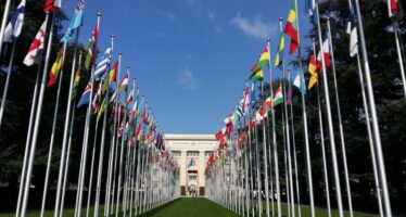 L&rsquo;humanité sous le feu des armes : pourquoi le non-respect des Conventions de Genève et des principes fondamentaux du droit international humanitaire constituerait une catastrophe juridique, politique, militaire et éthique